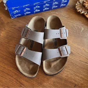 NIB Birkenstocks Arizona sandals in mocca